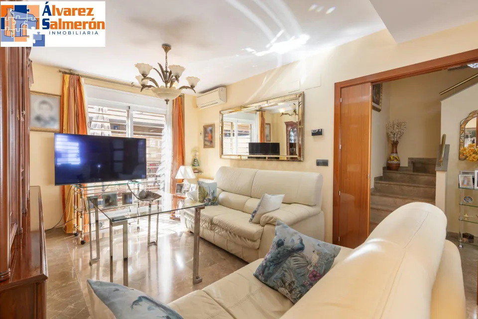 ¡EXCLUSIVA VIVIENDA UNIFAMILIAR CON PATIO PRIVADO EN ARMILLA!