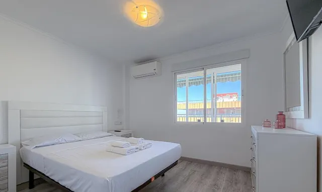 Ático reformado con vistas al mar, enorme terraza y piscina a 50 m de la playa en Torrevieja — 19