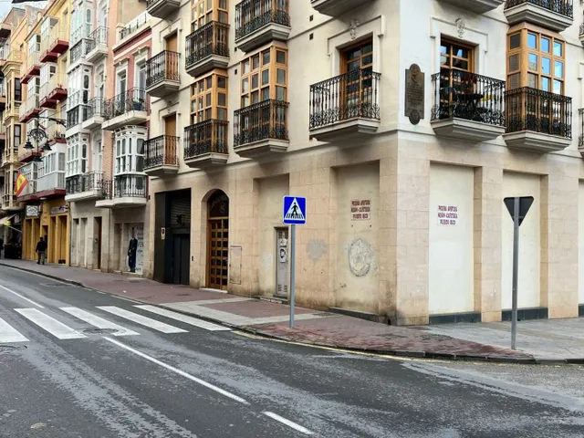 Emprender en Cartagena Centro, tu mejor opción. Local Comercial con amplia fachada. — 2