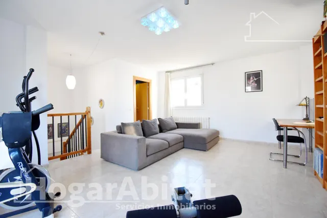 ADOSADO CON 3 TERRAZAS, BALCÓN, PISCINA Y GARAJE — 24