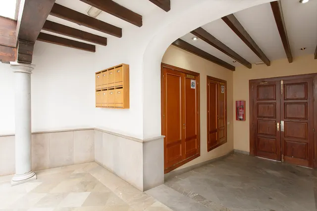 Albayzin bajo zona. piso 3 dormitorios. 2 baños. salón. cocina. calefacción. luminoso. — 21