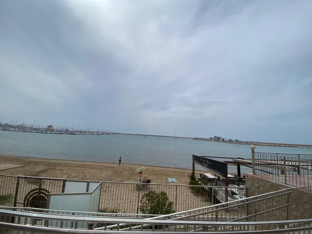 Reformado apartamento en primera línea de Torrevieja con vistas laterales al mar y piscina — 19