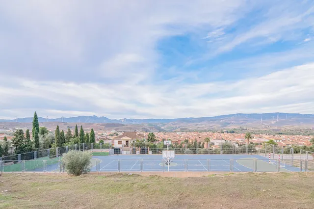 Se vende excelente parcela urbana de 439 m2, está en pendiente, pero  lista para construir, ubicada en una de las zonas residenciales más tranquilas y de mayor crecimiento de Dúrcal. — 16
