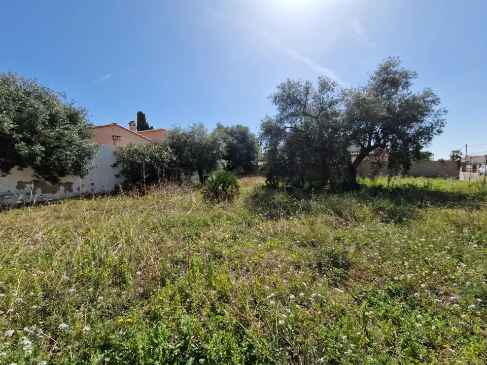 Terreno esquinero en urbanización