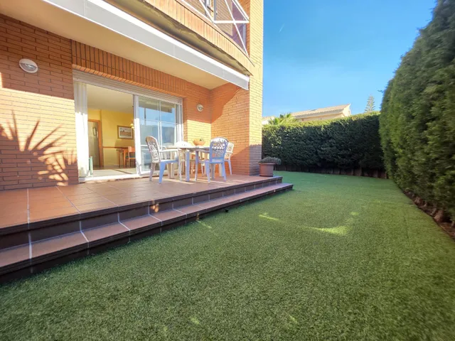 Chalet esquinero adosado en Vilafortuny — 3