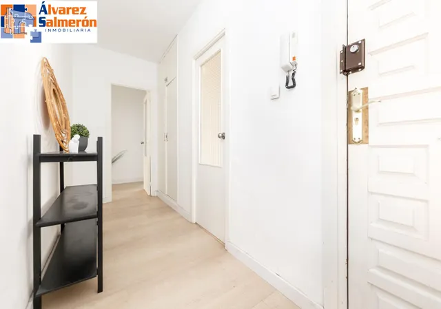 ¡Oportunidad Única en Granada! Piso Espectacular  en Plaza de Gracia — 6