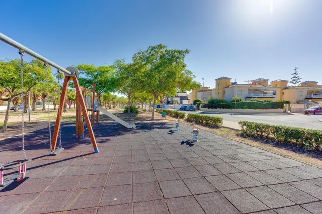 Bungalow en planta baja con amplio jardín privado y aparcamiento en Cabo Roig — 46