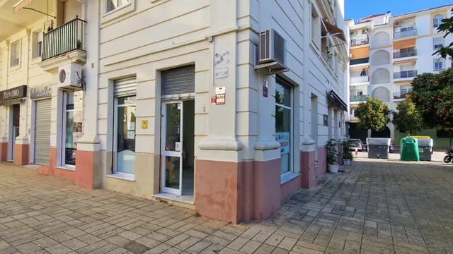 Local comercial en alquiler en esquina junto a Plaza del Caballo, gran visibilidad — 5