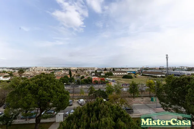 EXCLUSIVA. Zona norte. Ático Dúplex VPO. Terraza-solarium de 52m2. 4 dormitorios, 2 baños. Garaje. — 38