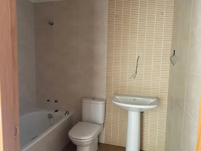 SE VENDE APARTAMENTO, COCINA, SALÓN, 2 HAB., 2 BAÑOS, ASCENSOR, TRASTERO, PLAZA DE GARAJE, NECESITA REFORMA. — 17