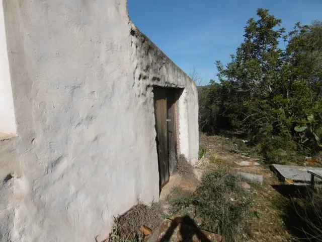 MASIA PARA REFORMAR  CON ALMACENES EN UNA FINCA DE 10 HECTÁREAS — 10