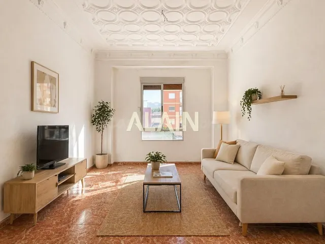 Vivienda amplia con techos emblemáticos y gran potencial en 