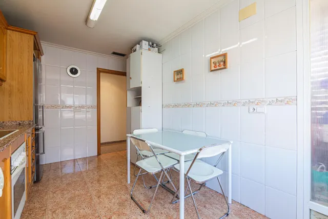 Luminoso piso exterior a esquina de 90 m2 con balcón, garaje y vistas despejadas en avenida de Alicante (vpo) — 17