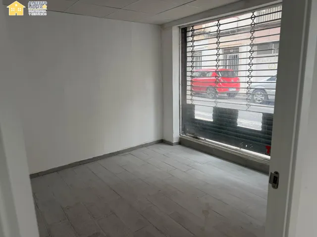 Se alquila local esquina en Av Reina Victoria Elche esquina Alférez Cosido — 7