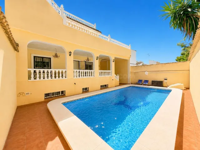 Villa independiente con piscina privada y 6 dormitorios junto a la Laguna Rosa de Torrevieja — 9