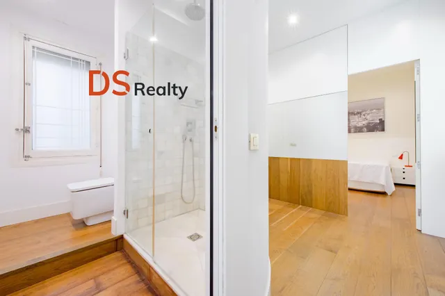 Ds realty presenta | vivienda exterior con tres balcones y terraza frente al templo de debod — 14