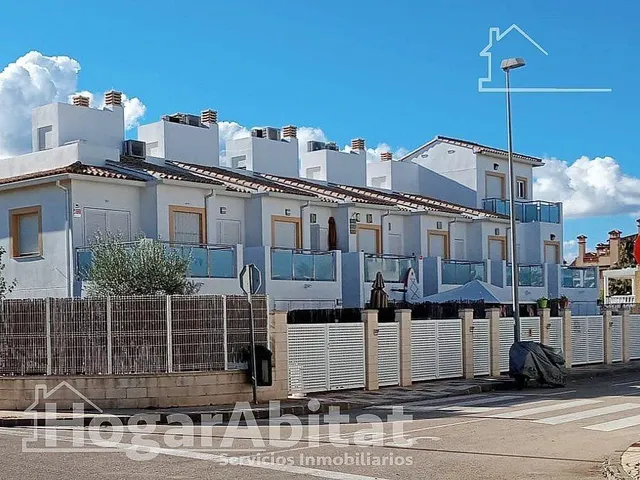¡Cerca de la playa! Gran adosado luminoso con dos viviendas independientes, piscina y terraza — 29
