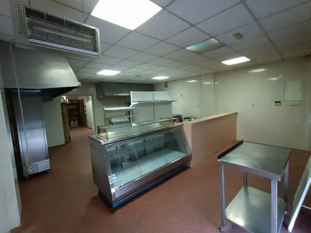 VENTA LOCAL COMERCIAL EQUIPADO DE NEGOCIO DE HOSTELERÍA — 7