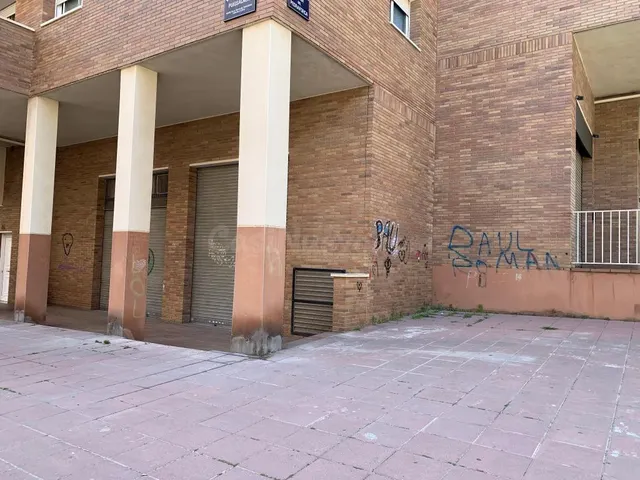 SE VENDEN LOCALES COMERCIALES EN TERRASSA, ZONA LES ARENES - foto 2