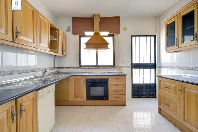 GRAN CASA CON PISCINA EN HUETOR VEGA - foto 4
