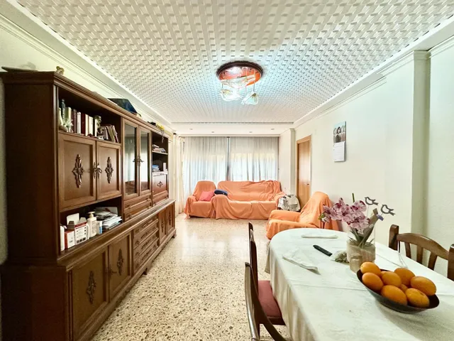 Amplio piso con balcón y 4 habitaciones en el centro de Carl