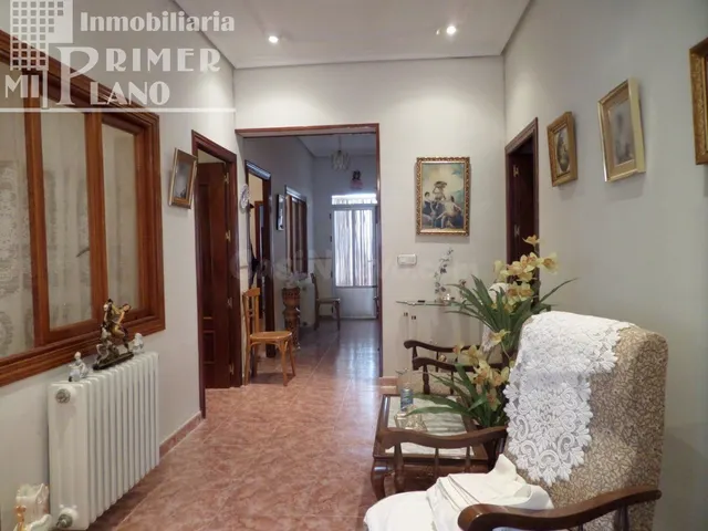CASA DE PLANTA BAJA EN CALLE DOÑA CRISANTA, CON PATIO Y COCH