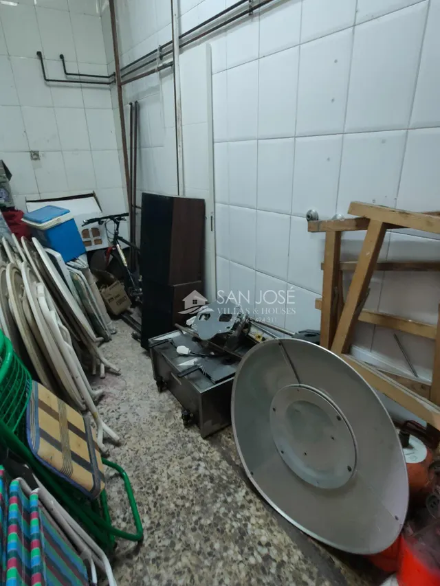 SE VENDE LOCAL CON CAFETERIA-BAR MONTADO CON LICENCIA EN BUENA ZONA DE NOVELDA — 24