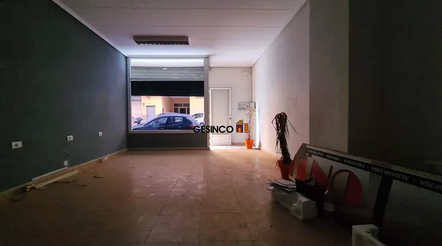 LOCAL COMERCIAL ACONDICIONADO PARA OFICINAS O COMERCIO — 4