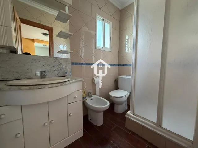 Casa independiente en moralet, Alicante. dos viviendas independientes, 3.700m2 de parcela, 5 habitaciones, 3 baños, piscina — 18
