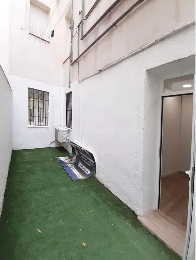 OPORTUNIDAD ÚNICA JUNTO AL RETIRO: LOCAL REFORMADO CON PATIO - foto 2