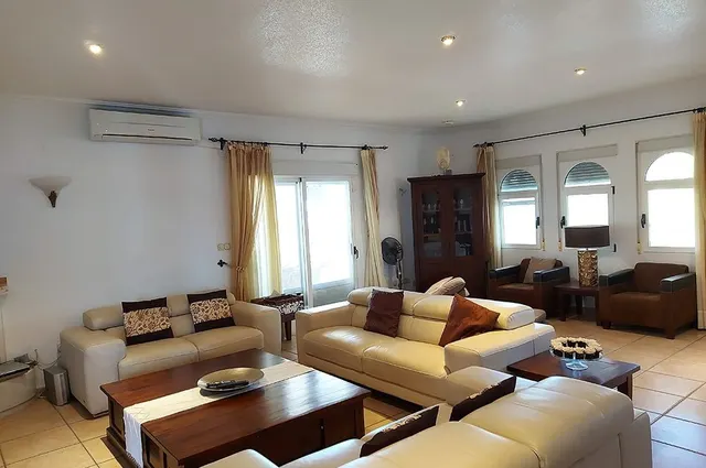 Estupenda villa con vistas al campo de golf y al mar. — 6