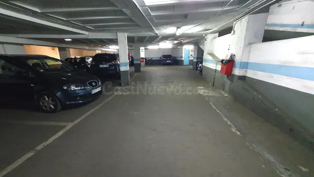 Garaje en Plaza del Funicular, zona Castaños, ascensor. - foto 5