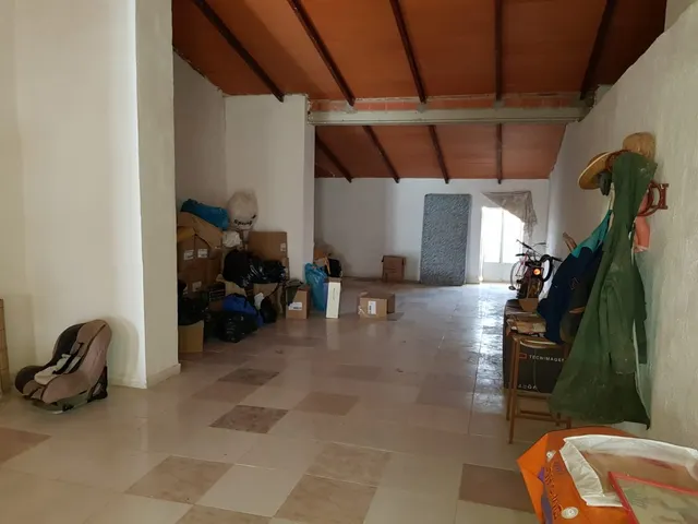 CASA CON COCHERA Y SALIDA A DOS CALLES — 4