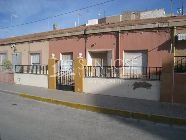 SE VENDE CASA PARA REFORMAR EN LA ZONA DEL CORAZÓN DE JESÚS  - foto 2