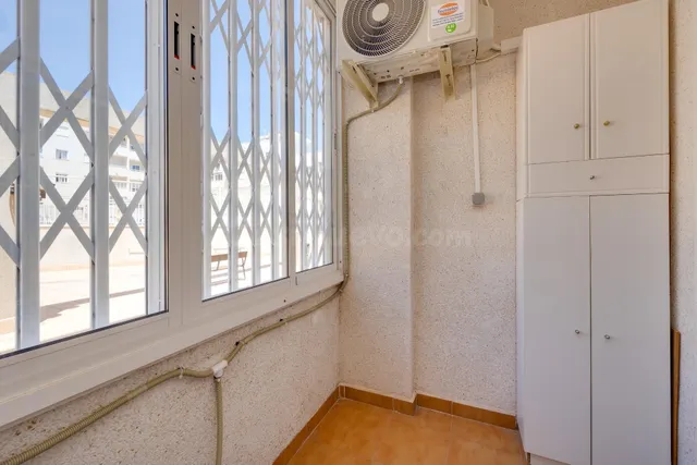 Apartamento 2 dormitorios con parking y piscina comunitaria en Torrevieja — 5