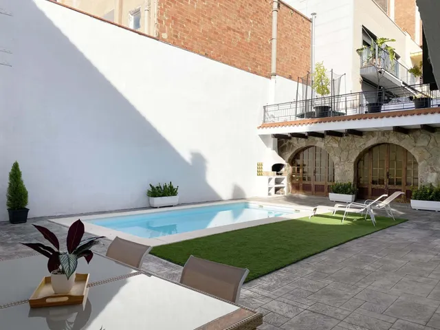 Chalet adosado en venta en Calle de Regàs — 35