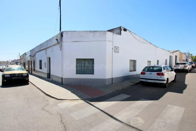 Casa de esquina con garaje independiente, todas las estancia