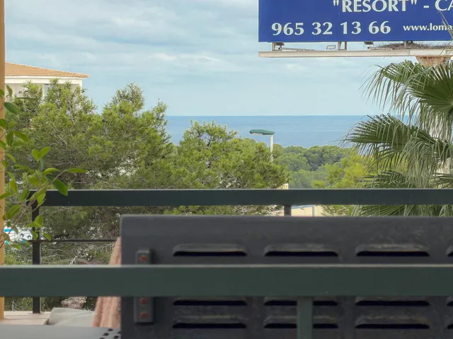 Orihuela Costa! Espectacular apartamento con amplios espacios + gran terraza con vistas despejadas y laterales al mar + Parking comunitario + Piscina comunitaria con zonas ajardinadas — 9