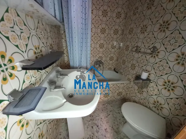 *53.000€* inmobiliaria la mancha vende casa con patio en Barrax ( Albacete ). — 28