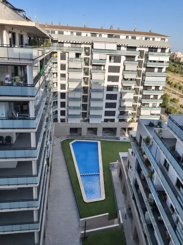 Piso sin amueblar con garaje y piscina en Sagunto