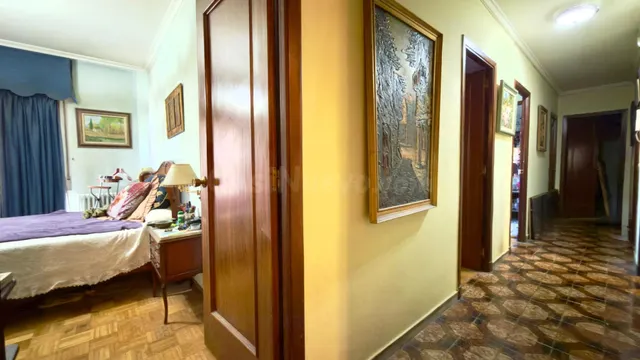 Se vende piso en el centro para reformar con ascensor 4 habitacione, 2 baños y garaje — 3