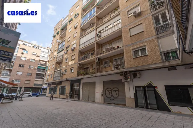 Piso con terraza y gran potencial junto a Camino de Ronda — 40