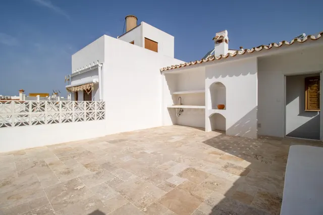 Casa adosada totalmente reformada con dos impresionantes ter