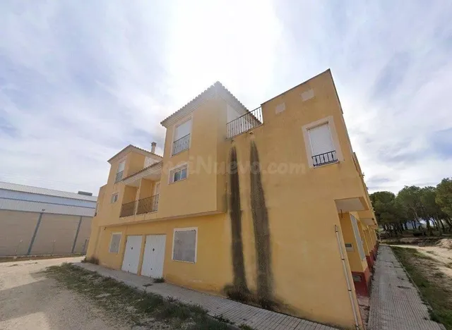 Se vende CASA ADOSADA OKUPADA en Travesía Ctra. De Singla Nº