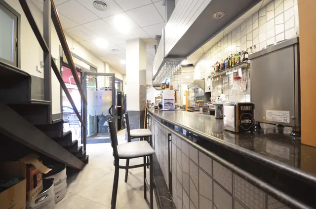 Negocio de restaurante-bar en funcionamiento en local esquinero de 402 m2 — 12