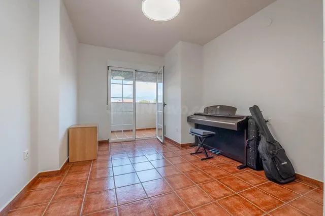 Chalet en esquina de 4 Dorm. en Otura — 54