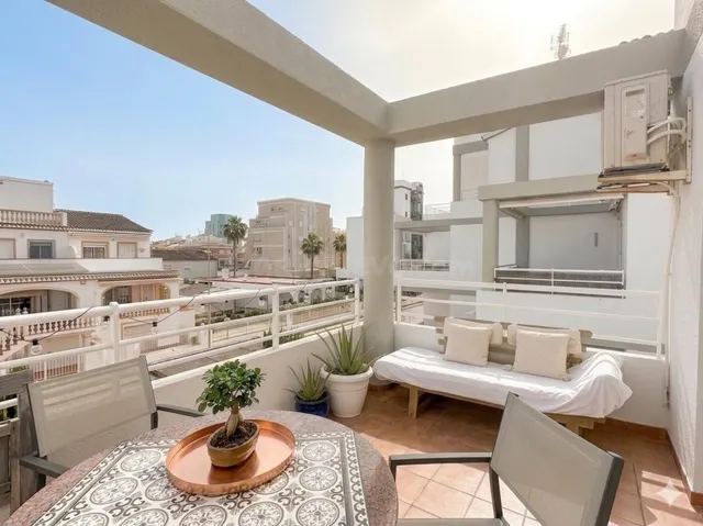 Apartamento único con estudio independiente en planta baja —