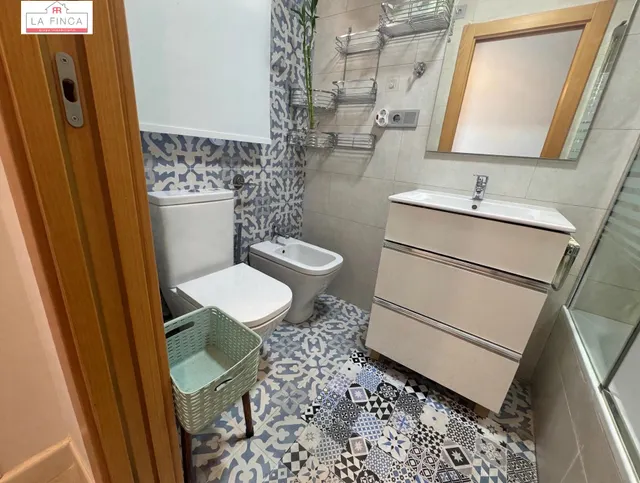 VIVIENDA 4 DORMITORIOS Y 2 BAÑOS MUY CERCA DEL CENTRO — 23