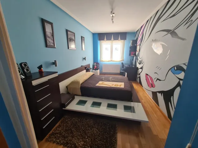 Se vende amplísimo apartamento, amueblado y equipado, cocina, salón, 2 hab., 2 baños. Para entrar. — 7