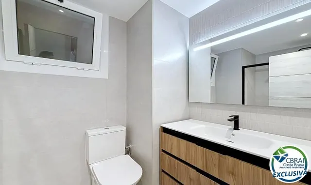 Apartamento 2 dormitorios renovado con terraza en Santa Margarida, Rosas — 19
